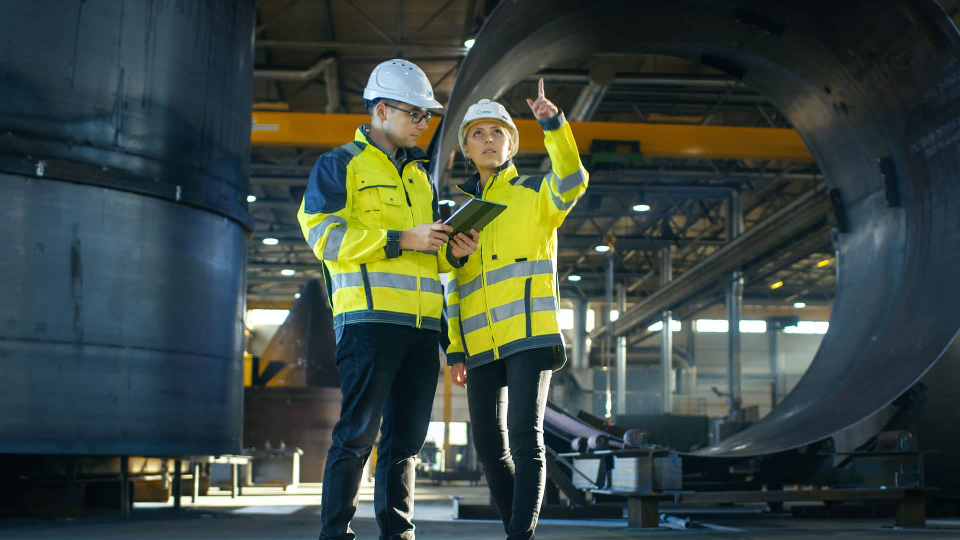 2 ingénieurs avec une tablette dans un chantier industriel